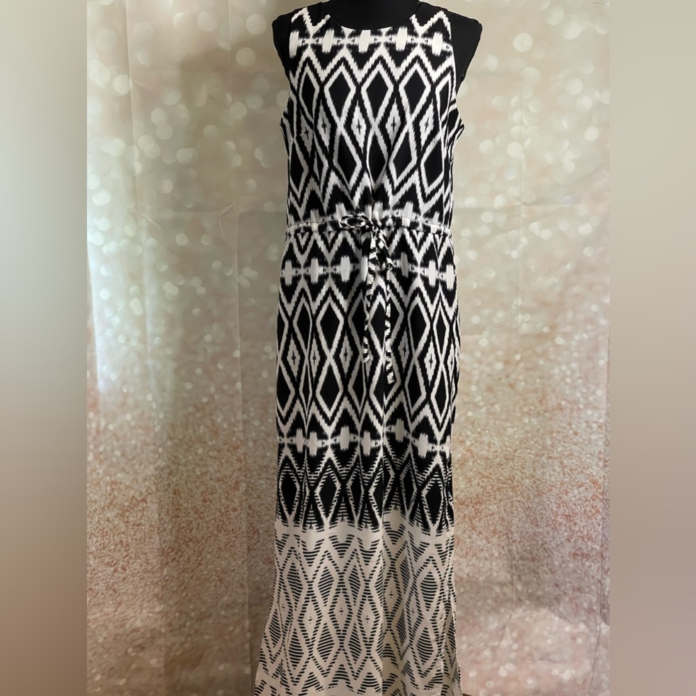 The Limited M Maxi‎ Black/White Ombre Key Hole Back Waist Tie Slit Bottom